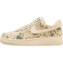 Trampki męskie: Nike Sportswear AIR FORCE 1 ’07 LV8 Tenisówki i Trampki team gold/golden beige/gorge green