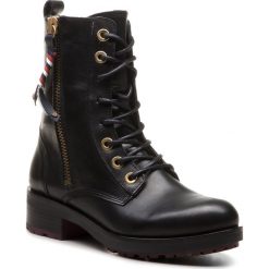 Trapery TOMMY HILFIGER - Corporate Tassel Bik FW0FW03585 Black 990. Czarne trapery damskie TOMMY HILFIGER, ze skóry, klasyczne, bez obcasa, bez zapięcia. W wyprzedaży za 439,00 zł.