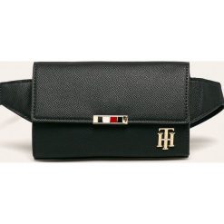 Tommy Hilfiger - Nerka. Niebieskie nerki damskie TOMMY HILFIGER, w paski, ze skóry ekologicznej, małe, z aplikacjami. Za 449,90 zł.
