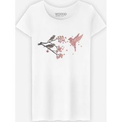 Koszulka "Blossom Bird" w kolorze białym. Białe koszulki damskie Wooop, s, bez wzorów, z bawełny, z okrągłym kołnierzem. W wyprzedaży za 56,95 zł.