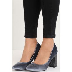 Szare Welurowe Czółenka Luxe. Szare buty ślubne damskie Born2be, z weluru, ze szpiczastym noskiem, na obcasie. Za 79,99 zł.
