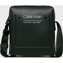 Calvin Klein - Saszetka. Czarne torby męskie skórzane Calvin Klein, w paski, ze skóry ekologicznej, casualowe, na ramię, małe. W wyprzedaży za 239,90 zł.