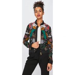 Desigual - Kurtka bomber. Czarne kurtki damskie Desigual, z haftami, z poliesteru, krótkie. W wyprzedaży za 599,90 zł.