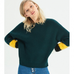 Sweter z kolorową aplikacją - Khaki. Brązowe swetry klasyczne damskie Sinsay, l. Za 59,99 zł.