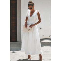Sukienka BELISIA WHITE. Białe sukienki damskie Sukienka BELISIA WHITE, s, bez wzorów, bez kołnierzyka, bez rękawów, długie. W wyprzedaży za 79,00 zł.