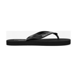 Calvin Klein Japonki Czarny. Czarne klapki damskie Calvin Klein, w paski, z materiału, bez obcasa. Za 163,95 zł.