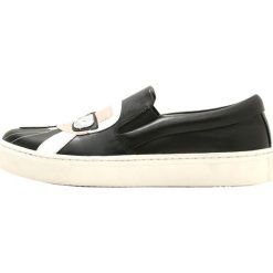 KARL LAGERFELD KUPSOLE IKONIC ON Półbuty wsuwane black. Czarne półbuty damskie wsuwane KARL LAGERFELD, bez wzorów, ze skóry, na niskim obcasie, bez zapięcia. Za 739,00 zł.