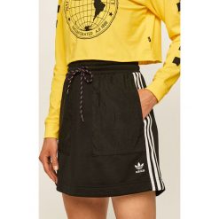 Adidas Originals - Spódnica. Czarne spódniczki damskie adidas Originals, na co dzień, z aplikacjami, z bawełny, casualowe, mini, proste. Za 159,90 zł.