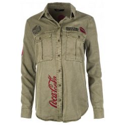 Desigual koszula damska Coca Cola XS khaki. Brązowe koszule damskie Desigual, xs, bez wzorów, bez kołnierzyka, bez rękawów. W wyprzedaży za 169,00 zł.