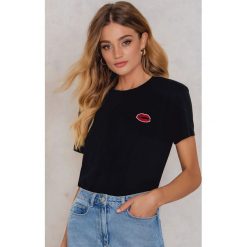 T-shirty damskie: Kristin Sundberg for NA-KD T-shirt Red Lips – Black