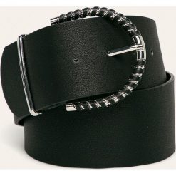 Pieces - Pasek. Czarne paski damskie Pieces, w paski, z poliesteru. W wyprzedaży za 49,90 zł.