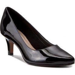 Półbuty CLARKS - Isidora Faye 261231134 Black Patent. Czarne półbuty damskie Clarks, bez wzorów, ze skóry ekologicznej, bez obcasa, na obcasie, bez zapięcia. W wyprzedaży za 179,00 zł.