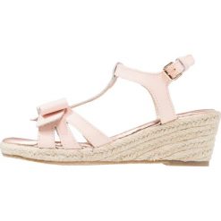 Michael Kors ZIACATE ALEXA Sandały blush. Czerwone sandały chłopięce marki Michael Kors, z materiału, z otwartym noskiem. W wyprzedaży za 279,30 zł.