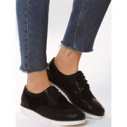 Czarne Półbuty Circus Fun. Czarne półbuty damskie Multu, bez wzorów, bez obcasa, bez zapięcia. Za 29,99 zł.