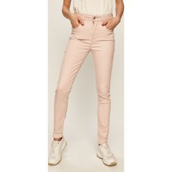 Levi's - Jeansy 721. Różowe jeansy damskie Levi's®, s, z podwyższonym stanem. W wyprzedaży za 179,90 zł.