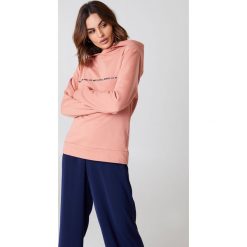 Rut&Circle Bluza z dużym kapturem Penny - Pink. Różowe bluzy damskie marki Rut&Circle, z nadrukiem, z długim rękawem, długie, z kapturem. W wyprzedaży za 48,58 zł.