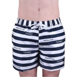 Tommy Hilfiger Plavkové kraťasy Medium Drawstring UM0UM01132-880 Nowoczesne Logo Str śnieg White (rozmiar XL). Białe kąpielówki męskie xl, w paski. W wyprzedaży za 184,00 zł.