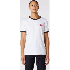 Wrangler Koszulka Biały. Białe podkoszulki męskie Wrangler, l, bez wzorów, z bawełny, bez kołnierzyka, z krótkim rękawem, krótkie. Za 137,95 zł.