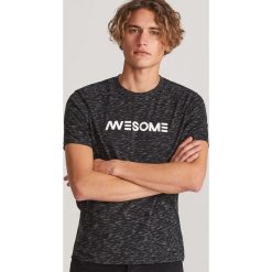 T-shirt z napisem - Czarny. Czarne t-shirty męskie Reserved, s, z napisami, bez kołnierzyka. Za 49,99 zł.