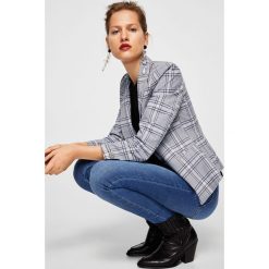 Mango - Jeansy Andrea2. Niebieskie rurki damskie marki Mango, z aplikacjami, z elastanu. W wyprzedaży za 119,90 zł.