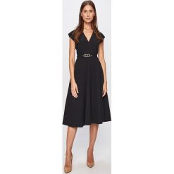 Marciano Guess - Sukienka. Czarne sukienki damskie MARCIANO GUESS, na co dzień, w paski, z elastanu, casualowe, bez kołnierzyka, z krótkim rękawem, krótkie, mini, rozkloszowane. W wyprzedaży za 339,90 zł.