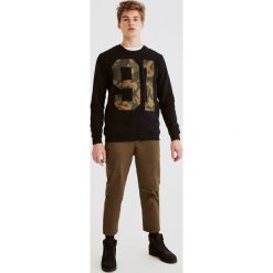 Bluza w moro. Brązowe bluzy męskie marki Pull & Bear, moro. Za 59,90 zł.