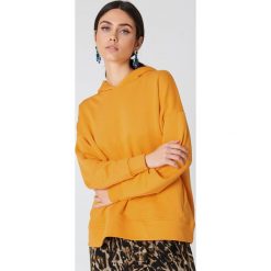 Bluzy damskie: NA-KD Trend Bluza z kapturem z drapowanym rękawem – Orange