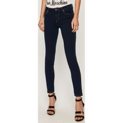 Guess Jeans - Jeansy Curve X. Niebieskie jeansy damskie Guess Jeans, z aplikacjami, z elastanu. Za 519,90 zł.