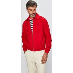 Polo Ralph Lauren - Kurtka. Czerwone płaszcze męskie Polo Ralph Lauren, m, bez wzorów, z bawełny, krótkie, bez kaptura. W wyprzedaży za 499,90 zł.