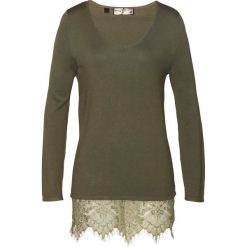 Sweter z koronką bonprix ciemnooliwkowy. Zielone swetry damskie marki bonprix, w koronkowe wzory, z koronki, bez rękawów, bez kaptura. Za 54,99 zł.