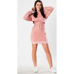 Dopasowana bluza z kapturem i przezroczystą wstawką na brzuchu. Bluzy damskie Made in Poland, uniwersalny, bez wzorów, z elastanu, bez rękawów, z kapturem. Za 259,00 zł.