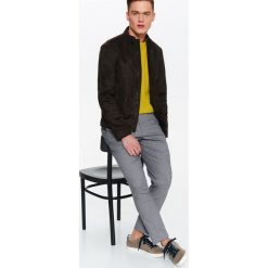 KURTKA MĘSKA ZE STÓJKĄ ZE SZTUCZNEGO ZAMSZU. Pomarańczowe kurtki męskie Top Secret, na lato, m, bez wzorów, z zamszu, eleganckie, krótkie, bez kaptura. W wyprzedaży za 64,99 zł.