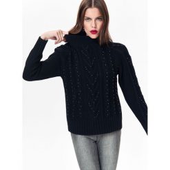 SWETER DAMSKI Z GOLFEM I KORALIKAMI. Czarne swetry damskie Top Secret, bez wzorów, z dzianiny, eleganckie, bez rękawów, bez kaptura. W wyprzedaży za 59,99 zł.
