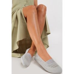 Szare Tenisówki Astemea. Szare trampki i tenisówki damskie Renee, bez wzorów, bez zapięcia. W wyprzedaży za 34,99 zł.