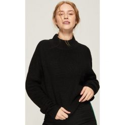 Sweter z geometrycznym wzorem - Czarny. Czarne swetry klasyczne damskie Sinsay, l. Za 49,99 zł.