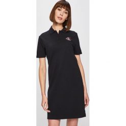 Calvin Klein Jeans - Sukienka. Czarne sukienki damskie marki Calvin Klein Jeans, na co dzień, s, z aplikacjami, z bawełny, casualowe, bez kołnierzyka, z krótkim rękawem, krótkie, mini, proste. Za 359,90 zł.