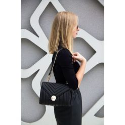 Torba listonoszka damska Felice FB39 czarna. Czarne listonoszki damskie Tagless, w paski, ze skóry ekologicznej, bez dodatków. Za 74,50 zł.