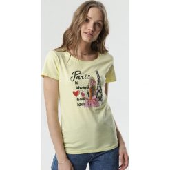 Jasnożółty T-shirt Helia. Żółte bluzki damskie Born2be, s, z nadrukiem, klasyczne, z klasycznym kołnierzykiem. Za 49,99 zł.