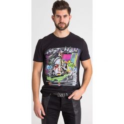 T-SHIRT JUST CAVALLI. Czarne t-shirty męskie Just Cavalli, m, z nadrukiem, z bawełny, klasyczne, z okrągłym kołnierzem. Za 324,50 zł.