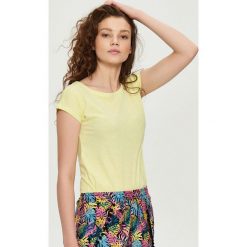 T-shirt z wiązaniem na plecach - Żółty. Żółte t-shirty damskie Sinsay, s, bez wzorów, z dekoltem na plecach. Za 14,99 zł.