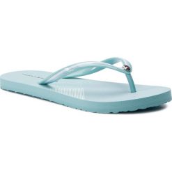 Japonki TOMMY HILFIGER - Flat Beach Sandal Stripe Print FW0FW04043 Aqua Haze 447. Niebieskie klapki damskie TOMMY HILFIGER, bez wzorów, z tworzywa sztucznego, bez obcasa. W wyprzedaży za 109,00 zł.