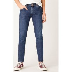 Jeansy Slim Fit Wrangler Larston 812 W18SP131L. Niebieskie jeansy męskie Wrangler, m, bez wzorów, z elastanu. W wyprzedaży za 219,00 zł.