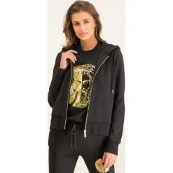 Bluza Versace Jeans Couture B6HVA70T. Czarne bluzy damskie Versace Jeans Couture, m, bez wzorów, z bawełny, bez rękawów, bez kaptura. W wyprzedaży za 769,00 zł.
