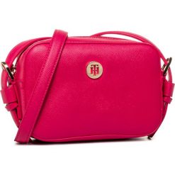 Torebka TOMMY HILFIGER - Classic Saffiano Camera Bag AW0AW07667 Pnk TZB. Różowe listonoszki damskie TOMMY HILFIGER, na co dzień, bez wzorów, ze skóry ekologicznej, eleganckie, bez dodatków. W wyprzedaży za 359,00 zł.