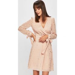 Trussardi Jeans - Sukienka. Różowe sukienki damskie Trussardi Jeans, na co dzień, bez wzorów, z poliesteru, casualowe, z włoskim kołnierzykiem, z długim rękawem, długie, maxi, rozkloszowane. Za 769,90 zł.