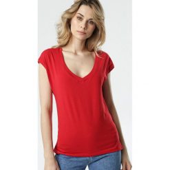 Czerwony T-shirt Luaphis. Czerwone bluzki damskie Born2be, s, bez wzorów, z jeansu, eleganckie, bez kołnierzyka, z krótkim rękawem. Za 54,99 zł.