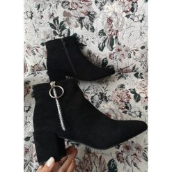 BOTKI ELLIE BLACK - 41. Czarne botki damskie Fanaberia.com, z jeansu, eleganckie, bez obcasa, na słupku, na zamek. Za 99,00 zł.