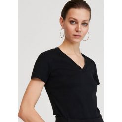 T-shirt z dekoltem V - Czarny. Czarne t-shirty damskie Reserved, s, bez wzorów, bez kołnierzyka. Za 59,99 zł.