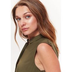 BLUZKA BEZ RĘKAWÓW Z KOŁNIERZYKIEM. Brązowe bluzki damskie Top Secret, bez wzorów, bez kołnierzyka, bez rękawów. W wyprzedaży za 19,99 zł.
