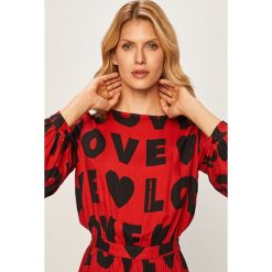 Love Moschino - Sukienka. Czerwone sukienki damskie Love Moschino, na co dzień, bez wzorów, z wiskozy, casualowe, z okrągłym kołnierzem, z długim rękawem, długie, mini, rozkloszowane. W wyprzedaży za 849,90 zł.